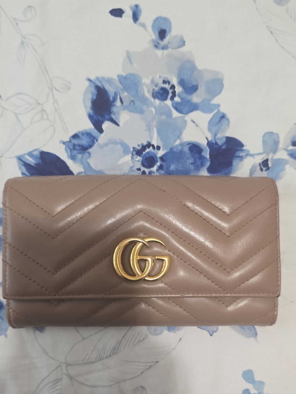 Gucci Authentic Chevron Quilted Leather Wallet in Taupe with Gold GG